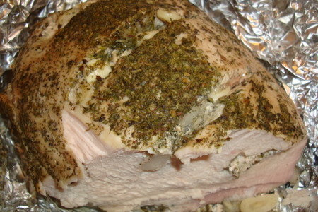 Фото к рецепту: Свинина запечённая с чесноком