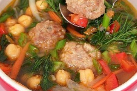 Фото к рецепту: Шпинатный суп с горохом нут и мясными фрикадельками