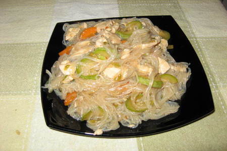 Фото к рецепту: Куриное филе с овощами и фунчозой