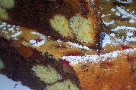 Фото к рецепту: Двухцветный  пирог с фруктами
