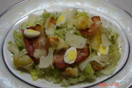 Теплый салат с яйцом и беконом.