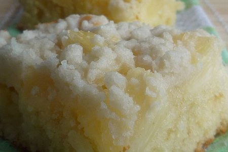 Фото к рецепту: Пирог с ананасами и кокосовым штрейзелем