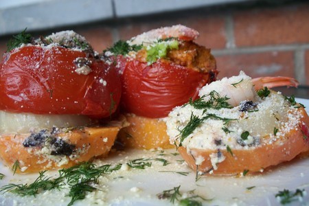 Фаршированые помидоры с креветками и грибами на батате