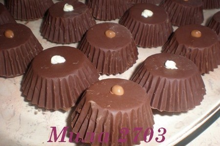 Фото к рецепту: Шоколадные конфеты «ассорти» с клубничной и сливочной начинками