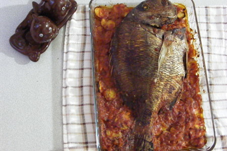 Фото к рецепту: Рыба под кисло- сладким соусом запеченная