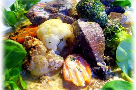 Фото к рецепту: Печень, запеченная в сливочном соусе с овощами и грибами