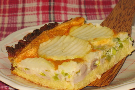 Фото к рецепту: Картофельный «пирог» с курицей и пореем.