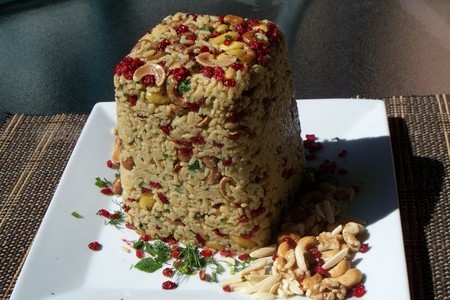 Фото к рецепту: Праздничный рис с орехами и барбарисом