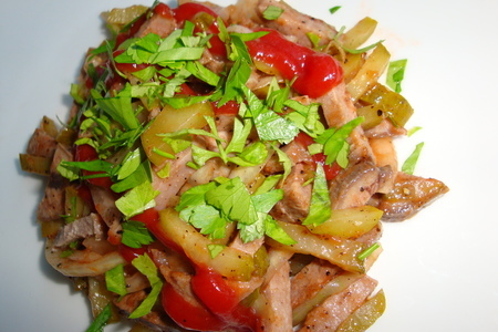 Фото к рецепту: Салат с языком и маринованным луком