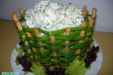 Фото к рецепту: Луковая корзинка с картофельным салатом