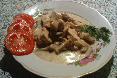 Фото к рецепту: Куриное филе с шампиньонами в сливочном соусе
