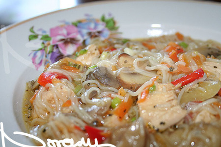 Фото к рецепту: Китайский грибной суп с рисовой лапшой