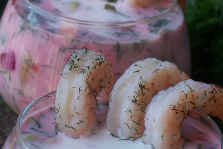Фото к рецепту: Холодный суп свекольник с креветками