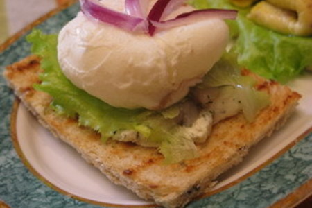 Фото к рецепту: Проект «new seledka!». блюдо  третье: сэндвич с яйцом-пашот и норвежской сельдью