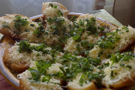 Фото к рецепту: Бутерброды с зеленью и сыром
