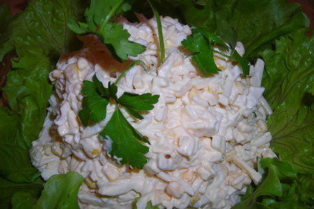 Фото к рецепту: Салат с кальмарами ,сыром и кукурузой