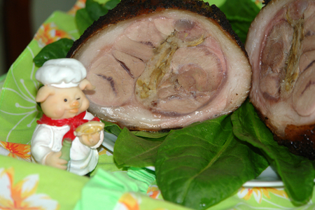 Фото к рецепту: Свиной окорок фаршированный
