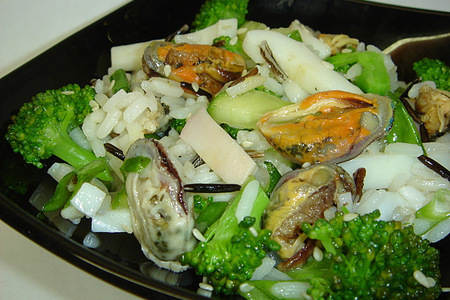 Салат с мидиями,кальмарами и рисом
