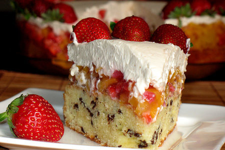 Фото к рецепту: Клубнично-персиковый торт с маскарпоне