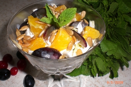 Фото к рецепту: Салат-коктейль из цикория и черного винограда