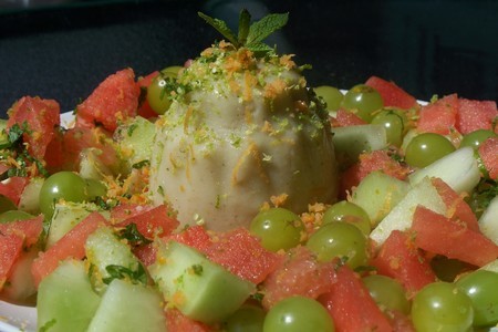 Салат фруктовый с виноградно-дыневым пудингом.
