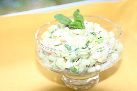 Фото к рецепту: Салат из авокадо и сельди с лимонно-горчичной заправкой