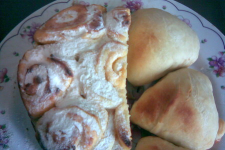 Сердечная выпечка (булочки с клубничным вареньем и пирог с творогом и апельсиновым киселем)