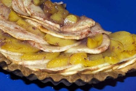 Фото к рецепту: Яблочно-персиковый пирог