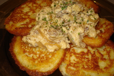 Фото к рецепту: Заварные картофельные оладьи с мясным соусом"мачанка"