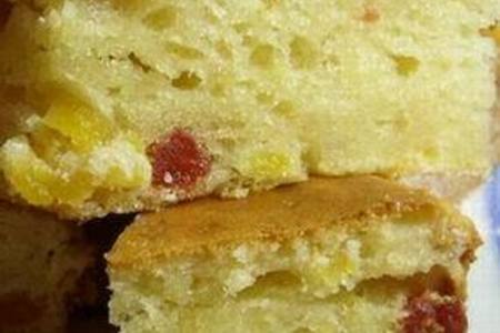 Фото к рецепту: Простой пирог из творога с сухофруктами.