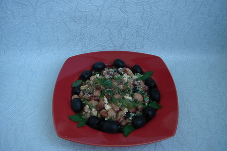 Фото к рецепту: Салат пикантный  из фасоли с брынзой