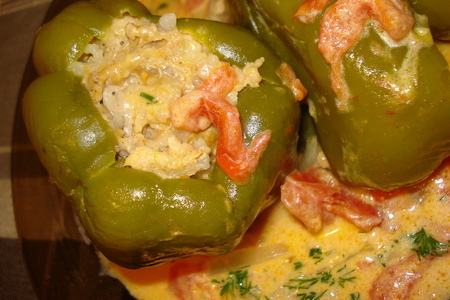 Фото к рецепту: Фаршированный перец в сметанном соусе