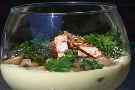 Фото к рецепту: Коктейль из куриной грудки в чесночно-горчичном йогурте