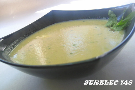 Фото к рецепту: Суп-пюре куриный с чечевицей и мятой.