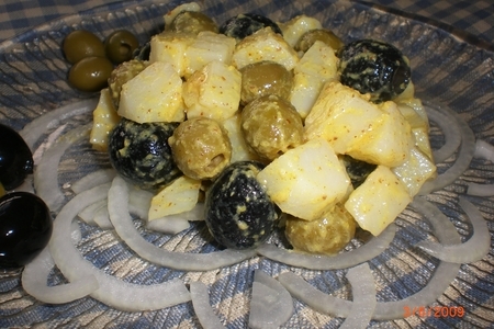 Фото к рецепту: Картофельный салат с маслинами и оливками
