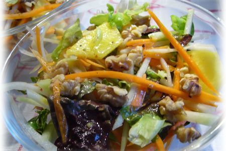 Фото к рецепту: Салат  из кольраби с экзотической ноткой