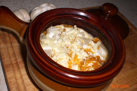 Фото к рецепту: Тыква запеченая в горшочке с грушей и голубым сыром