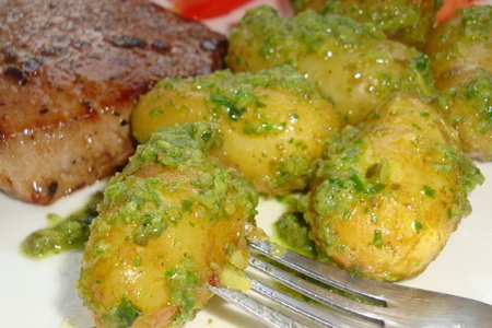 Фото к рецепту: Картофель с сальса-верде на гарнир
