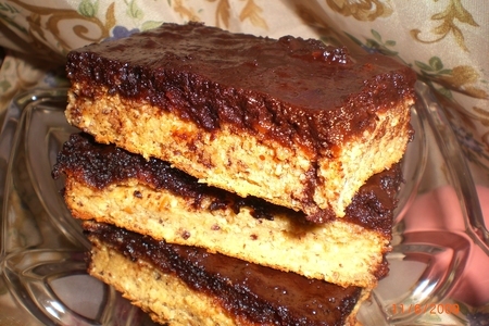 Фото к рецепту: Манный пирог на ряженке с шоколадной заливкой