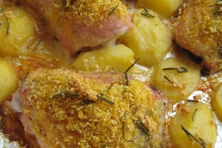 Фото к рецепту: Курица и картофель, запеченные с розмарином