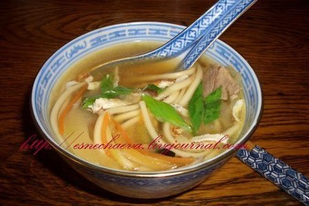 Фото к рецепту: Суп с пшеничной лапшой, омлетом и свининой