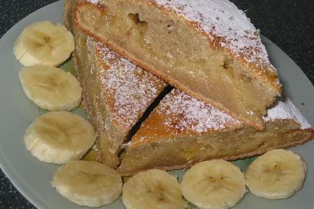 Фото к рецепту: Мокрый  банановый пирог с лимонным центром