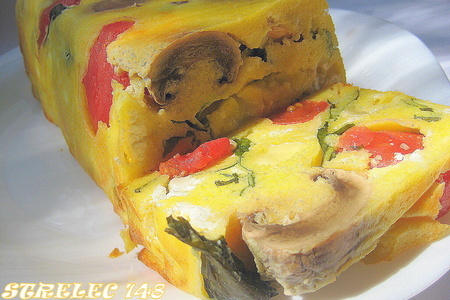 Фото к рецепту: Сырная полента с грибами, базиликом и томатами черри