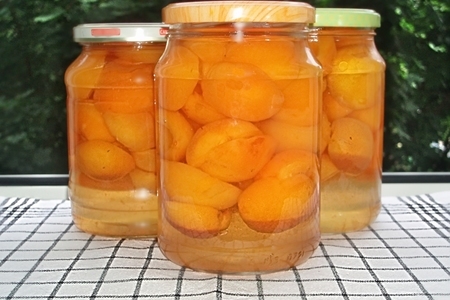 Фото к рецепту: Половинки абрикосов в сиропе