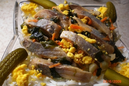 Фото к рецепту: Закусочный салат из селедки и морской капусты. 2 способа подачи.