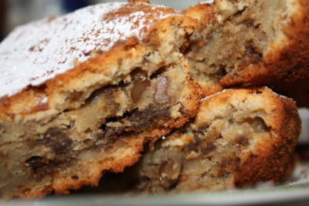 Фото к рецепту: Сливочный  пирог с орехами и халвой