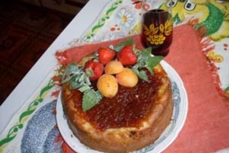 Фото к рецепту: Абрикосово-клубничный пирог