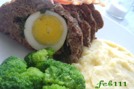 Фото к рецепту: Мясной рулет с яйцом и зеленым луком