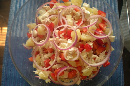 Картофельный салат с сыром фета и курицей, сытный