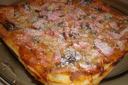 Фото к рецепту: Пицца (слоеное тесто)